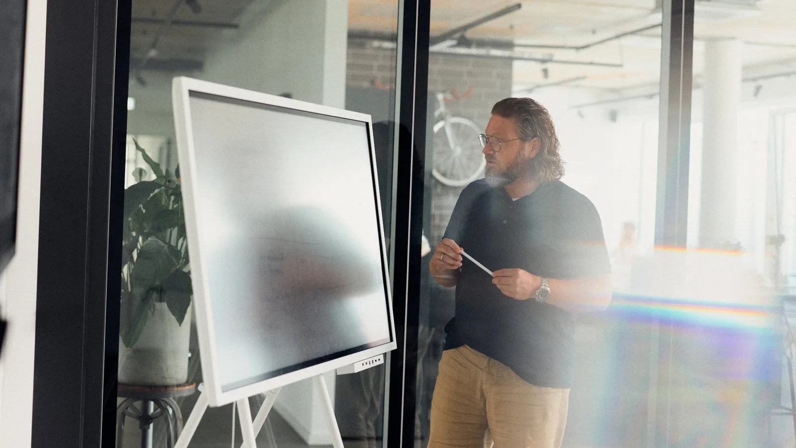 Mirco Welsing bei der strategischen Arbeit an einem digitalen Board